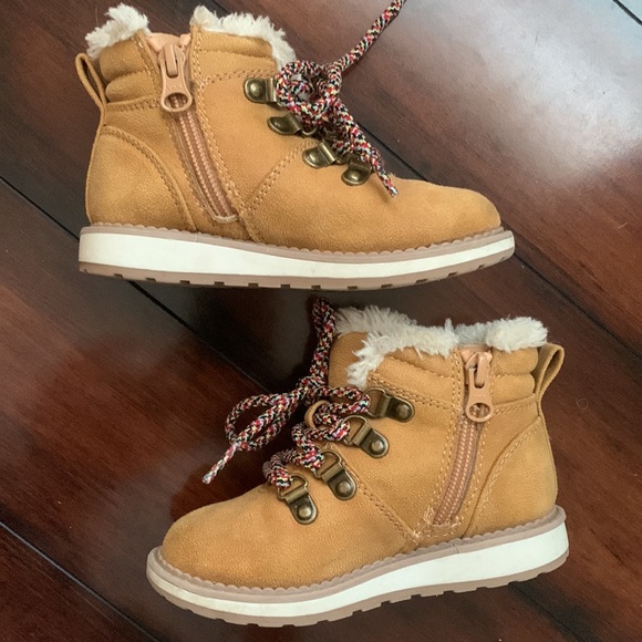 3/30$ BUNDLE SALE! 
Gently used Cat & Jack winter boot. Size 8 - Picture 2 of 7